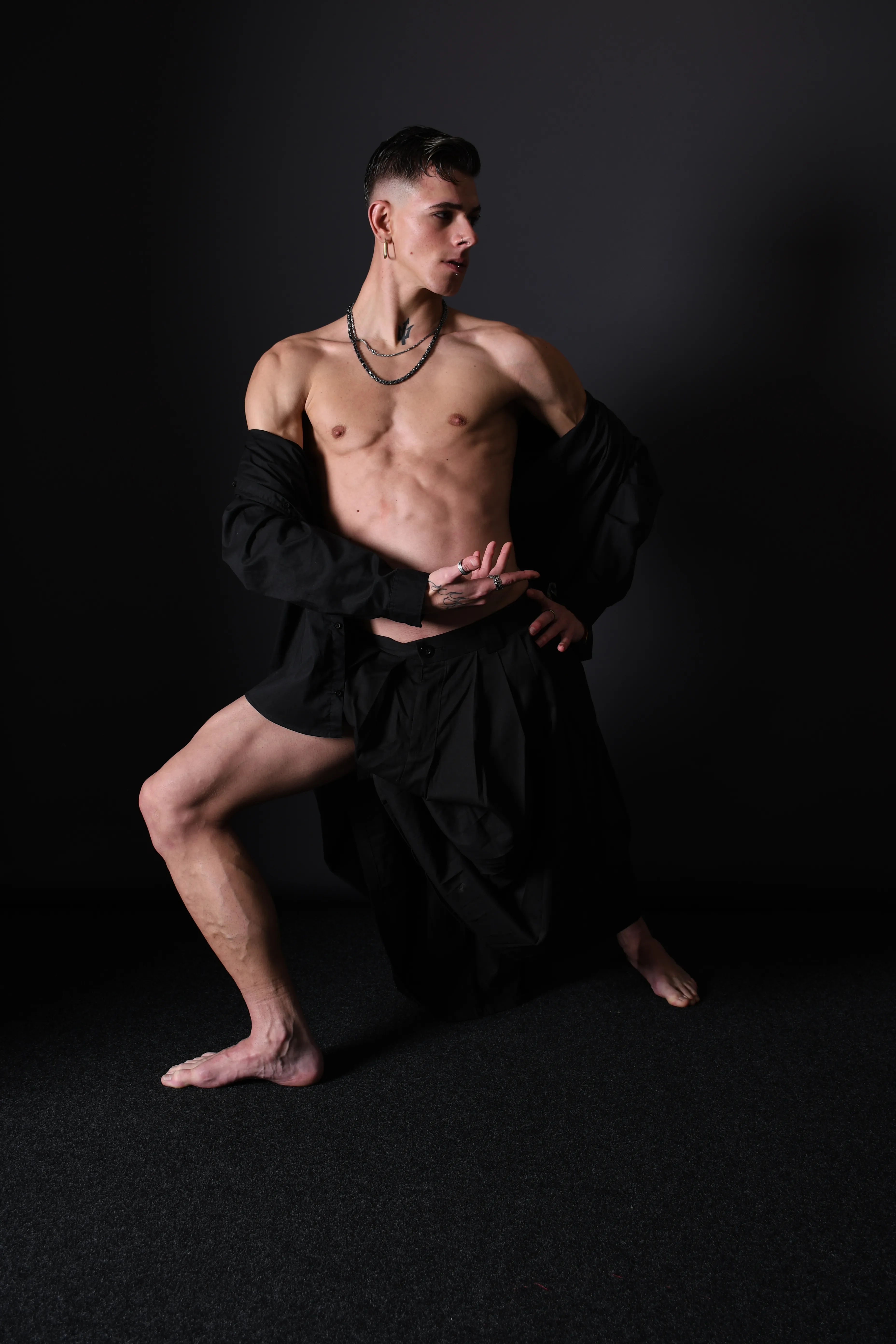 Marcos Hurtado Arjones - Bailarín en pose artística